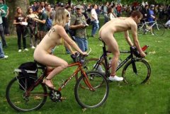 美女壮汉裸身骑行惊呆众人